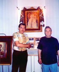 Народний артист України Анатолій Матвійчук з Анатолієм Покотюком під час відвідин музею