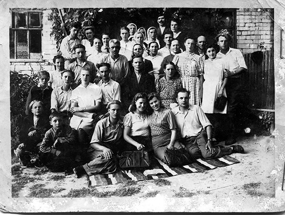 Фото. Громада УЄБЦ м. Самбора після богослужіння. 1940 р.