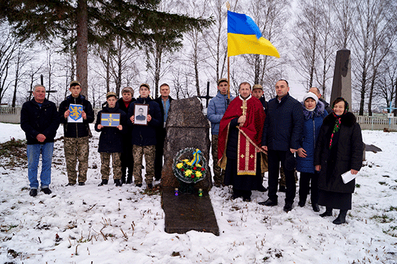 Місто Гнівань. Вихованці історико-краєзнавчого гуртка під керівництвом Олександра Коваля на могилі підпоручика 14-ї Станіславської бригади УГА отця Володимира Ванчицького.